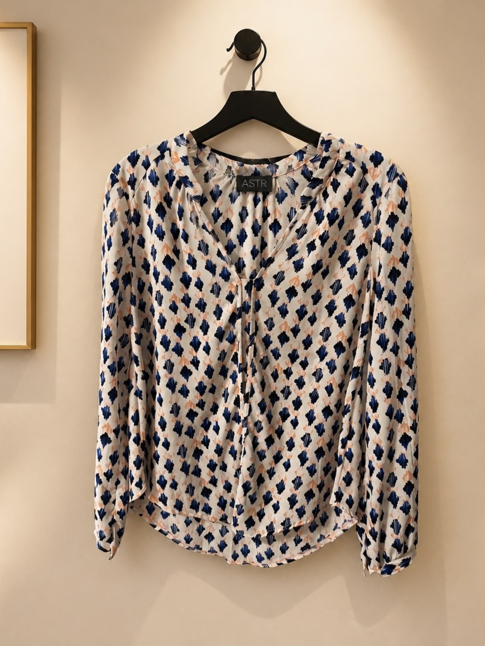 ASTR Navy & Cream Patterned V-Neck Long-Sleeve Blouse